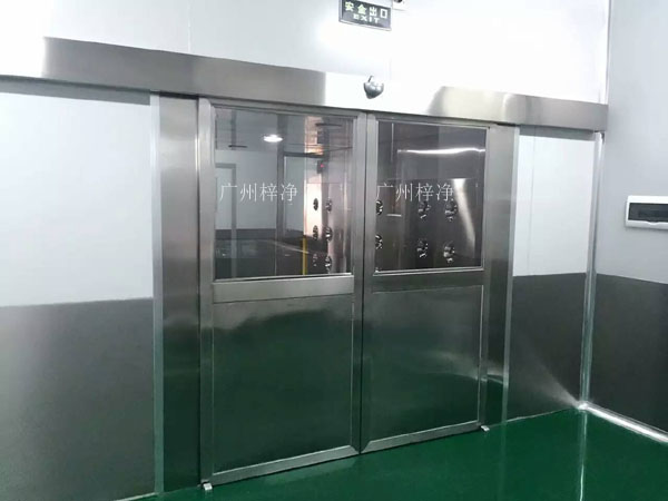 外置自动平移门货物风淋间同时可以实现手动、自动感应控制。 外置自动平移门货物风淋间