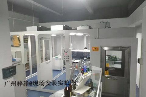 洁净棚通过FFU、初效过滤器、高效过滤器来过滤达到洁净度