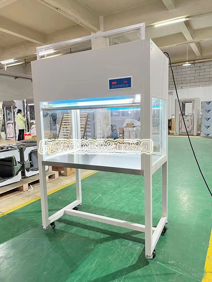 洁净工作台内部安装有FFU和高效空气过滤器（HEPA），能有效地过滤掉空气中的尘埃、细菌等污染物。