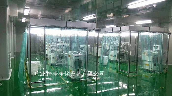 洁净棚通过FFU、初效过滤器、高效过滤器来过滤达到洁净度 洁净棚FFU、初效过滤器、高效过滤器在精密制造、生物医药、半导体等行业，洁净棚是确保生产环境达到特定洁净度级别的重要设施。洁净棚的洁净度主要通过以下三个关键组件来实现：FFU（风机过滤单元）、初效过滤器和高效过滤器。 FFU（风机过滤单元） FFU是洁净棚中最重要的空气净化设备之一。FFU它通过内置风机将空气吸入，经过高效过滤器过滤后，再以一定风速均匀地送出，从而实现洁净空气的循环。 FFU的特点如下： 高效过滤：FFU内置的高效过滤器能够过滤掉0.3微米以上的尘埃粒子，确保洁净度。 风速均匀：FFU设计有独特的气流分布系统，确保洁净空气在棚内均匀分布。 安装方便：FFU体积小，安装灵活，可根据需要调整数量和位置。 初效过滤器 初效过滤器位于洁净棚的进风口，其初效过滤器主要作用是过滤掉较大颗粒的尘埃和杂质，为后续的高效过滤器提供保护。 初效过滤器的主要特点包括： 过滤效率：初效过滤器通常能够过滤掉5微米以上的尘埃粒子，为洁净棚的空气质量打下基础。 维护方便：初效过滤器更换方便，可定期清洗或更换，以保证过滤效果。 成本低廉：相比高效过滤器，初效过滤器的成本较低，适合大规模应用。 高效过滤器 高效过滤器是洁净棚中最为关键的空气净化组件，其高效过滤器主要作用是过滤掉0.3微米以下的尘埃粒子，确保洁净度。 高效过滤器的特点如下： 过滤精度高：高效过滤器能够过滤掉0.3微米以下的尘埃粒子，满足高洁净度要求。 材料优质：高效过滤器通常采用特殊材料制成，如活性炭纤维、聚酯纤维等，具有优良的过滤性能。 使用寿命长：高效过滤器更换周期较长，可降低维护成本。 洁净棚过滤系统的工作原理 洁净棚的过滤系统通过以下步骤实现空气的净化： 空气吸入：洁净棚内的空气通过初效过滤器吸入。 初步过滤：空气经过初效过滤器过滤，去除较大颗粒的尘埃和杂质。 高效过滤：空气进入高效过滤器，过滤掉0.3微米以下的尘埃粒子。 循环送风：经过高效过滤的空气由FFU送出，形成洁净空气循环。 通过FFU、初效过滤器和高效过滤器的协同作用，洁净棚能够达到并维持所需的洁净度级别，为精密制造、生物医药等行业提供理想的生产环境。